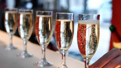 Symbolbild: Jens Kalaene/dpa 
Wie viele Gläser brauchen Hochzeitspaare und Feierwütige am Ende noch für ihre Gäste? Einige Hochzeitspaare und Partyplaner in Weiden und Tirschenreuth dürften ihre Gästelisten für anstehende Feiern stark reduzieren müssen. Seit Überschreitung des Corona-Grenzwerts gelten neue strenge Regeln und eine maximale Personenanzahl für Feiern im Innen- und Außenbereich in den Risikogebieten in Bayern.