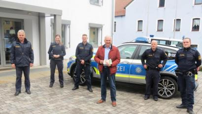 Bild: exb
Herbert Putzer (Dritter von rechts), der Vorsitzende der Kinderkrebshilfe Oberpfalz Nord, nimmt die Spende der Dienstgruppe C der Polizeiinspektion Eschenbach dankend entgegen. Polizeikommissar Jürgen Joneitis (Zweiter von rechts) kümmert sich mit seinen Kollegen Dominic Schopf (rechts), Philipp Striegl und Vanessa Plommer (Dritter und Zweite von links) um das „Warenangebot“. Dienststellenleiter Werner Stopfer (links) dankt sowohl dem Kollegenkreis als auch den Vereinsverantwortlichen für ihr soziales Engagement.