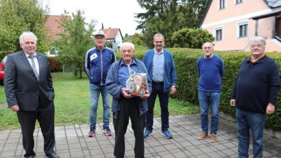 Bild: Stadt Tirschenreuth/exb
Peter Gold (links) überreichte dem Geburtstagsjubilar einen Schmankerl-Korb. Erste Gratulanten waren auch Schwiegersohn Alois Franz, Sohn Werner Zant sowie eine Abordnung des FC mit Josef Trißl und Willi Frankenberger (hinten, von links).