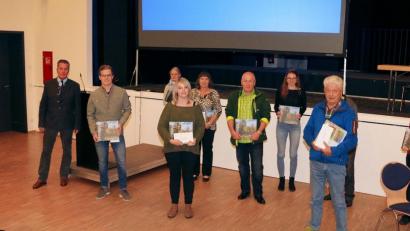Bild: bsc
Der Vorsitzende des Naturparks Steinwalds, Eberhard Freiherr von Gemmingen-Hornberg (Zweiter von links) beglückwünschte die erfolgreichen Hobbyfotografen zum Thema „Das Leben und die Schönheiten im Naturpark Steinwald“. Anlässlich seines 50-jährigen Bestehens hatte der Naturpark diesen Fotowettbewerb organisiert. Er konnte sich über viele eindrucksvolle Bilder freuen.