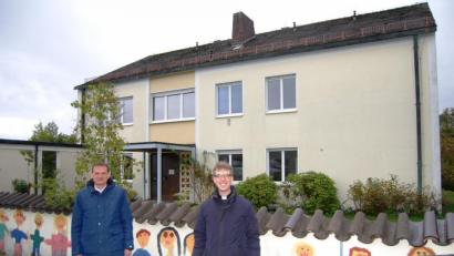 Bild: sm
Das Pfarrhaus im Julius-Meister Weg wird noch heuer abgerissen. Das bestätigten Bürgermeister Ernst Schicketanz (links) und Pfarrer Thomas Kopp (rechts) bei einem Ortstermin.