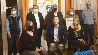 Bild: exb
Die Freie Wählergemeinschaft Fichtelberg hat neu gewählt: Neuer Vorsitzender ist Rüdiger Esser (hinten, Mitte). Er überreichte seinem Vorgänger Rudolf Elvers (hinten, Zweiter von rechts) eine Urkunde zur Ernennung als Ehrenmitglied. Die weiteren Vorstandsmitglieder sind Reinhold Sebald (hinten, links), Peter Meyer (hinten, Zweiter von links) und Erik Scherlin (hinten, rechts) sowie (sitzend, von links) Christina Braun, Landrat Florian Wiedemann und Franziska Sendbühler.