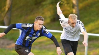 Bild: Ziegler
Die Abwehr des TuS Kastl (hier Verteidiger Maximilian Geitner, links) muss auf die schnellen Stürmer des Gegners aufpassen – sonst kracht’s im eigenen Tor.