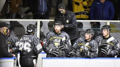 Bild: Hubert Ziegler
In der Analyse der ersten Spiele machte ERSC-Trainer Dan Heilman (Mitte in der schwarzen Jacke) bei seiner Mannschaft vor allem „Verbesserungsmöglichkeiten vor dem gegnerischen Tor“ aus. Beim Abschluss sollen seine Löwen effektiver werden – am besten gleich am Sonntag in Peißenberg.