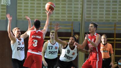 Archivbild: Büttner, Gerhard
Das Derby gegen den ASV Cham bleibt vorerst das einzige Heimspiel der Neustädter Regiobasketballer. Die Begegnung gegen die Chemnitz Niners wurde - wie das komplette Spielwochenende der DJK - abgesagt.