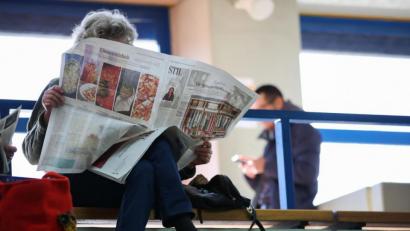 Symbolbild: Tom Weller/dpa
Für die Studie hat Infratest dimap vom 23. September bis 5. Oktober mit insgesamt 1001 Wahlberechtigten gesprochen. Eine der Fragen lautete: „Glauben Sie, dass den deutschen Medien von Staat und Regierung vorgegeben wird, worüber sie berichten sollen?“