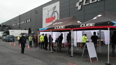 Bild: fpoz
Die mobile Corona-Teststation war am Donnerstag auf dem Cube-Firmengelände in Waldershof. Dort konnten sich Arbeitnehmer testen lassen. Die Verantwortlichen im Landratsamt bemühen sich, dass die Station weiterhin im Landkreis bleibt.