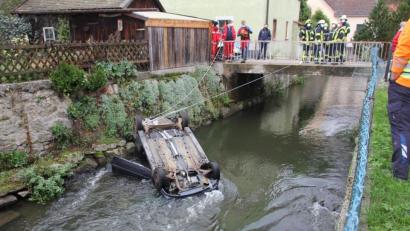 Bild: frd
Das Unfallfahrzeug durchbrach einen Maschendrahtzaum und stürzte drei Meter tief in die viel Wasser führende Schwarzach. Die Unfallfahrerin kam mit einer Unterkühlung davon.