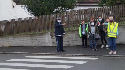 Bild: wel
Polizeioberkommissar Armin Ismail gibt den neuen Schülerlotsen letzte Anweisungen, dann starten sie nach erfolgreich abgelegter Prüfung in ihren ehrenamtlichen Dienst .
﻿