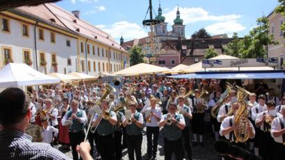 Bild: kro
Das ist Tradition beim Waldsassener Bürgerfest: Nach dem Sternmarsch der Musikkapellen dirigiert Bürgermeister Bernd Sommer den gemeinsam gespielten Larida-Marsch.