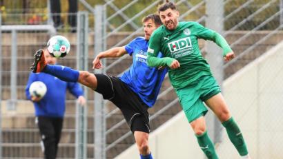 Bild: btg
Alle Akrobatik vom Weidens Angreifer Benjamin Werner (links) half nichts: Die SpVgg SV verlor im eigenen Stadion gegen den SV Fortuna Regensburg (im Bild Armin Krndzija) mit 0:3.