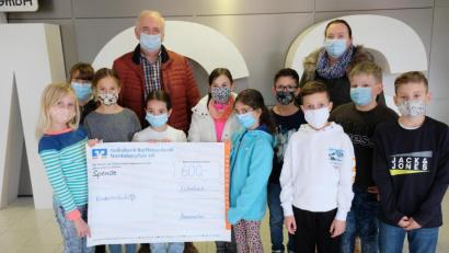 Bild: do
Stellvertretend für alle 13 Kommunionkinder und ihre Eltern überreichten die Kids und Silvia Dunzer an den Vorsitzenden der Kinderkrebshilfe, Herbert Putzer, den symbolischen Spendenscheck von 600 Euro