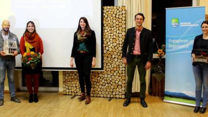 Bild: Manner
Die bisherigen Bezirksvorsitzenden der Bayerischen Jungbauernschaft, Alexander und Karina Hengl (von links) wurden mit Geschenken verabschiedet. Ihre Nachfolger sind Carolin Schrembs und Sebastian Baierl (Mitte). Rechts Bezirksgeschäftsführerin Elisabeth Manner.