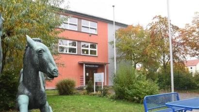 Bild: Gabi Schönberger
Eineinhalb Jahre vor dem eigentlichen Baubeginn will die Stadt Weiden noch im Herbst und Winter mit der Beseitigung der Bäume beginnen, die der Erweiterung der Pestalozzimittelschule im Wege stehen.