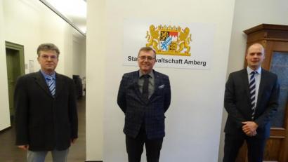 Bild: Houschka
Oberstaatsanwalt Tobias Kinzler (rechts) wird die neue Spezialabteilung führen. Ihn stellten der Leitende Oberstaatsanwalt Joachim Diesch (Mitte) und der Behördensprecher, Oberstaatsanwalt Jürgen Konrad (links), bei einem Pressegespräch vor.