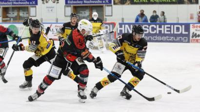 Bild: Roland Halmel
Der Amberger Florian Bocu (rechts) wird in dieser Szene vom Peißenberger Valentin Hörndl (rotes Trikot) angegriffen, Mario Strobel, Stefan Huber und Torhüter Timon Bätge (von links) beobachten die Szene.