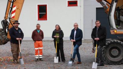 Bild: sam
Beim Spatenstich (von links): Wolfgang Schatz, Polier Johann Schärtl, Firma Schatz, Karin Janker, Architekturbüro Rösch, Bürgermeister Erwin Geitner, Hans-Peter Schmucker, Landesbaudirektor Amt für Ernährung, Landwirtschaft und Forsten.