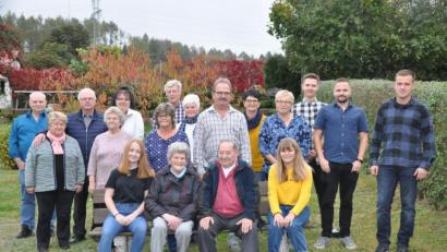 Bild: ak
Laura und Werner Etterer (sitzend Bildmitte) ließen sich zu ihrem 60. Hochzeitstag von der Familie feiern.