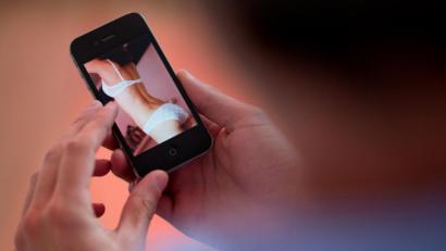 Bild: Julian Stratenschulte/dpa
Nach Angaben des bayerischen Landeskriminalamts ist die Verbreitung von Kinderpornografie unter Jugendliche ein zunehmendes Problem.