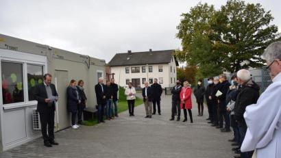 Bild: bnr
Bürgermeister Frank Zeitler hieß zur offiziellen Einweihung des Kinderhauses eine Reihe von Gästen willkommen.