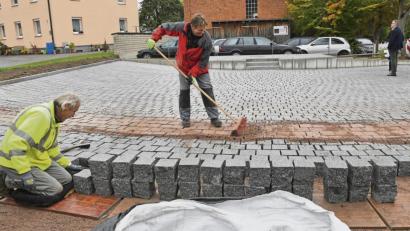 Bild: Petra Hartl
Ganze Arbeit leistete die Freudenberger Baufirma auf dem Platz des ehemaligen Pestgärtleins beim Pflastern und der Gestaltung.