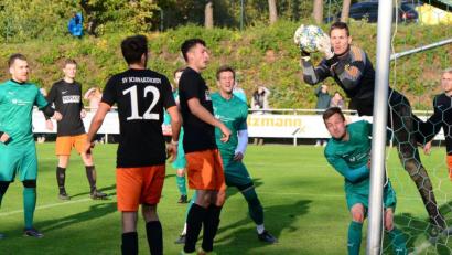 Bild: ham
Schwarzhofens Keeper Tobias Bindl (Zweiter von rechts) musste am Ende eines verrückten Spiels richtig zupacken, um den 6:4-Erfolg seiner Mannschaft beim TSV Stulln festzuhalten.