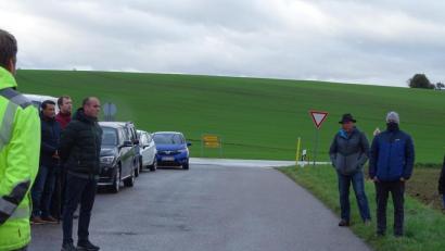 Bild: Houschka
Auf einem sanft ansteigenden Hügel zwischen Dürnsricht und Schmidgaden (im Hintergrund) soll ein zehn Hektar großer Solarpark entstehen. Mit einem Blick auf das Gelände äußerten Fensterbacher und Schmidgadener Gemeinderäte ihre Meinungen dazu.