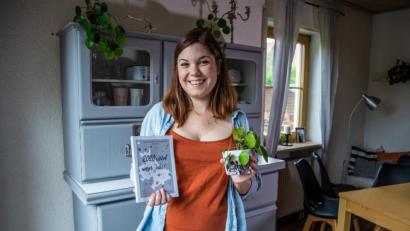 Bild: gld
Die 26-jährige Anne Sophie Vogl aus Poppenricht hat sich im Keller eine „Frauenhöhle“ eingerichtet, unter anderem hat sie einen Kalender selbst gestaltet.