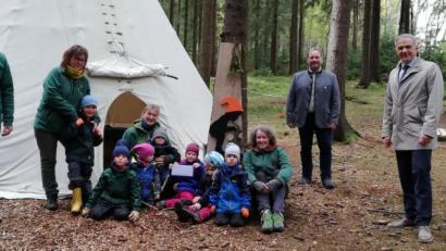 Bild: ld
Landrat Roland Grillmeier (rechts) besuchte mit Bürgermeister Bernhard Schindler (Zweiter von rechts) den Waldkindergarten. Vereinsvorstand Bernhard Reindl (links) stellte die Einrichtung vor.