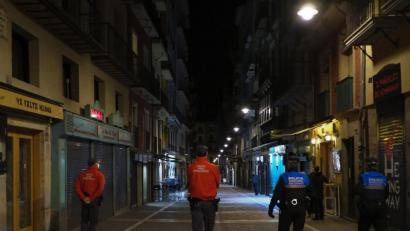Bild: Alvaro Barrientos/AP/dpa
Wegen der sprunghaft steigenden Corona-Infektionszahlen in Europa gelten seit Samstag um Mitternacht Reisewarnungen für weitere Regionen in 15 EU-Ländern.