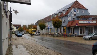 Bild: fjo
Das dreiste Verhalten einiger Verkehrsteilnehmer zwingt die Marktgemeinde dazu, für die Parkreihe in der Hauptstraße ab der Kreuzung mit der Hagendorfer Straße eine zeitliche Parkbeschränkung für höchstens zwei Stunden einzuführen.