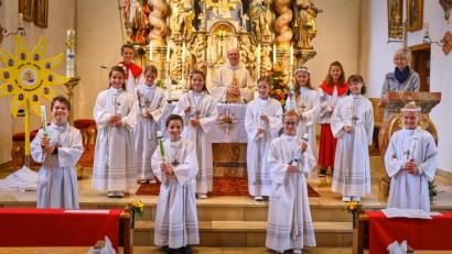 Bild: tkr
Die Kommunionkinder postierten sich zusammen mit Pfarrer Hebert Rösl (hinten, Mitte) und Schulleiterin Friderike Bösl (hinten rechts) neben der symbolischen Sonne mit dem Motto: "Jesus, die Sonne - Wir, die Sonnenstrahlen."