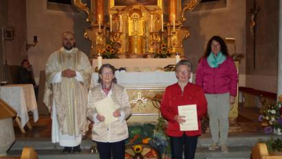 Bild: slh
Der Frauenkreis Weihern-Stein ernannte nach dem Gottesdienst Margareta Lyerer, Anna Leyerer sowie Herta Schlosser zu Ehrenmitgliedern.