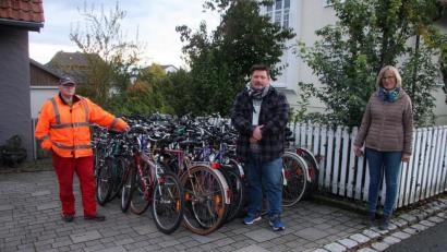 Bild: wro
Rund 50 gebrauchte Fahrräder warten jetzt darauf, von Ewald Oppl (links) repariert zu werden. Zudem versprach der Wiesauer, den Verein „Aktion Solidarität“ (im Bild von rechts: Vorsitzende Monika Seidel und Vize Oliver Zrenner) mit einer weiteren Fahrradspende zu unterstützen.