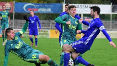 Bild: Schrems
Der SV Mitterteich fertigte am Samstag den überforderten TuS Feuchtwangen mit 5:0 ab. Hier kämpfen Manuel Dürbeck (links) und Kevin Grünauer (Mitte) mit Gästespieler Christian Beck (rechts) um den Ball.