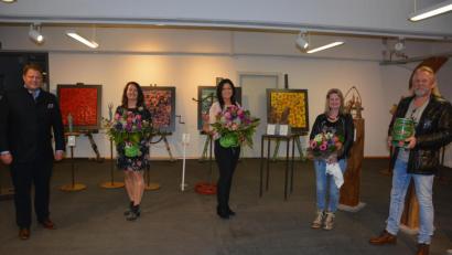 Bild: jr
Nur in kleinem Rahmen eröffnet wurde die Sonderausstellung „Fantastische Handwerkskunst“ im Museum Mitterteich. Von links Bürgermeister Stefan Grillmeier, Nicole Schuller und Marion Papsch sowie Inge und Bert Flor.