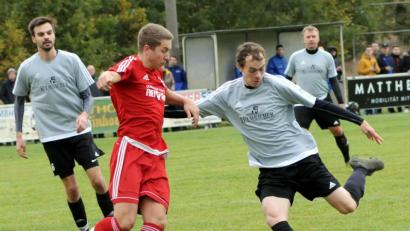 Bild: heh
Die Sportfreunde Kondrauer unterlagen bei Spitzenreiter FC Lorenzreuth mit 0:2. Hier setzt der Kondrauer Martin Roßkopf (rechts) zum Schuss an.