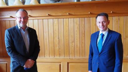 Bild: Bühner
Oberbürgermeister Jens Meyer begrüsst Martin Stangl als Vertreter der Aktivsenioren in der nördlichen Oberpfalz.