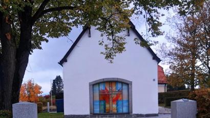 Bild: ld
Ein neues Tor für den Friedhof hat der Gemeinderat beschlossen. Es soll jedoch nicht die Sicht auf die Glasfront des Leichenhauses verdecken.