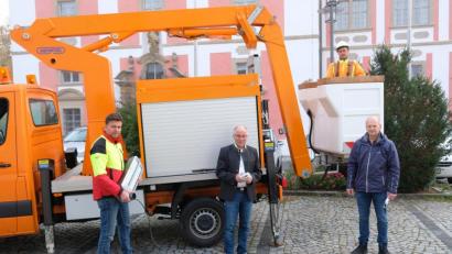 Bild: do
Im Klosterhof ziehen Bürgermeister Albert Nickl und sein Vize Roland Hörl, Bayernwerk-Vertreter Gerhard Schmerber (von links) und ein Vertreter des Umrüsters S & W (auf der Hebebühne) Bilanz zur Neuausrichtung der Speinsharter Straßenbeleuchtung auf die LED-Technik.