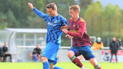 Bild: btg
Bad Abbachs Michael Stuhlfelder (links) schirmt den Ball vor Luca Reiß von der SV Grafenwöhr ab. Die Gäste entführten beim 2:0-Sieg die Punkte aus der Garnisonsstadt.