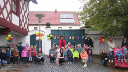 Bild: Sonja Ziegler/exb
Die Mädchen und Buben im Kinderhaus sowie der Elternbeirat, das Team und Bürgermeister Meyer gratulierten Manuela Gatter (hinten in der Mitte stehend) zum runden Geburtstag.