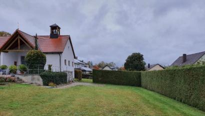 Bild: exb
Gegenüber der bestehenden Urnenwand (links) wäre genügend Platz für einen Friedbaum mit schlichten Urnenkammern rundherum.