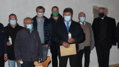 Bild: Helmut Konrad/exb
Die Neu- und Jubelsodalen, wegen Corona mit Maske. Von rechts Präfekt Peter Krikorka, Zentralpräses Thomas Schmid, Bezirksobmann Max Pravida, Josef Konrad, Thomas Grabe, Claus Korb, Konrad Göhl, Matthias Köppl und Obmann Helmut Konrad.