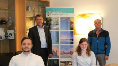 Bild: Sara Dietz, Landratsamt Tirschenreuth/exb
Im Bild von links: Lukas Bergauer, Personalchef Walter Brucker, Karolin Lehner und Personalrat Max Bindl.