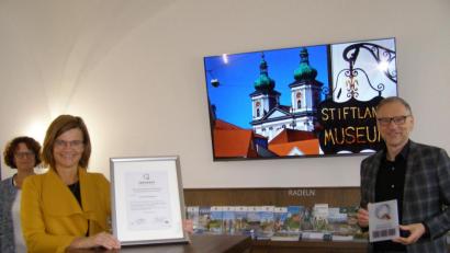 Bild: pz
Das Siegel "Service Qualität Deutschland" bekam die Tourist-Info Waldsassen verliehen. Von links Monika Sommer sowie Inge Frank mit der Urkunde sowie rechts Bürgermeister Bernd Sommer.