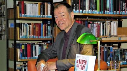 Bild: ubb
Autor Horst Eckert versteht es hervorragend, wahre Politik in seine fiktiven Thriller einzubauen. Das erfordert Erklärungen einerseits bei den Lesungen und vom Leser selbst viel Aufmerksamkeit.