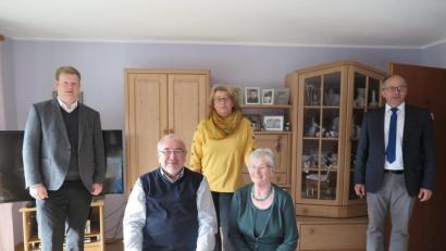 Bild: jzk
Stadtpfarrer Thomas Kraus (links) und Bürgermeister Roman Schäffler (rechts) gratulierten Hermann Ernst (vorne links, mit Ehefrau Lydia und Tochter Susanne) zu seinem 80. Geburtstag.