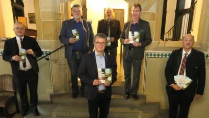 Bild: Hirsch
Richard Tischler, Alfred Bauer, Martin Birner, Franz Deml, Josef Irlbacher und Josef Wittmann (von links) werben mit einem Flyer für gegenseitige Rücksichtnahme in der freien Natur.