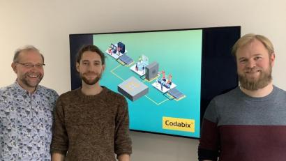 Bild: clemens.fuetterer@oberpfalzmedien.de, cfuetterer
Firmengründer Alois Träger mit Sohn Fabian sowie Software-Experten Dominik Scharnagl (von links) vertrauen in die bewährte Marktreife ihres „digitalen Adapters“ namens Codabix.